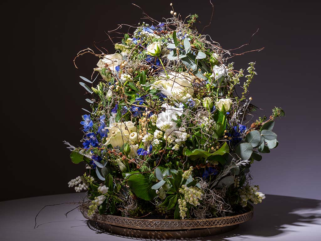 Öko Bestattung; aus Trauerblumen, kunstvoll gesteckte florale Urne ersetzt die Schmuckurne.