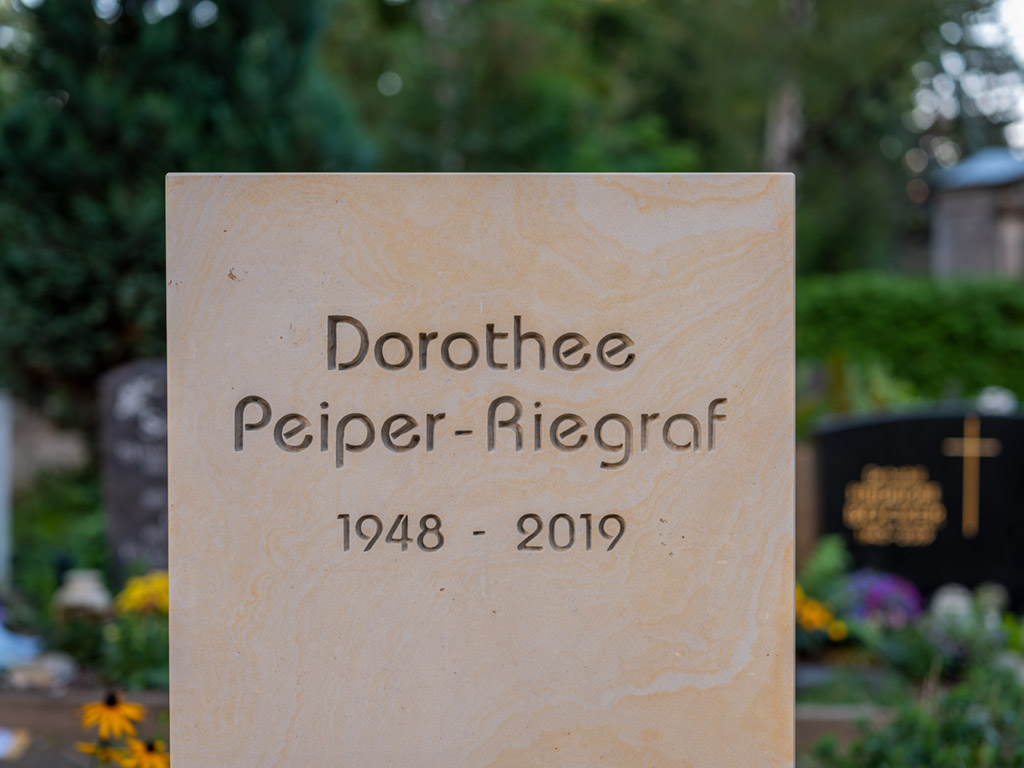 Namen auf Grabsteinen sind Teil lebendiger Bestattungskultur. Dorothee Peiper Riegraf bleibt für ihre Familie unvergessen.