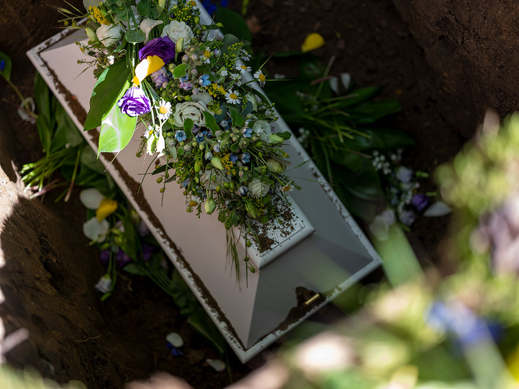 Bestattung Berlin Kreuzberg, 12. Mai 2022, Alter Luisenstädtischer Friedhof, Sterneneltern haben ihr Kind in einem weißen Sarg beigesetzt.