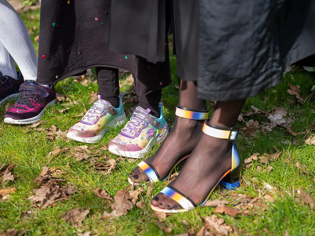 extra bunte Schuhe zur Beerdigung tragen