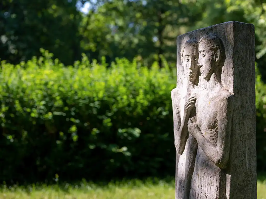 Eine Bestattung ist ein Ereignis im Leben, dem wir natürlich und offenherzig begegnen. Unser Bestattungsinstitut befindet sich direkt am Friedhof Berlin Mitte.
